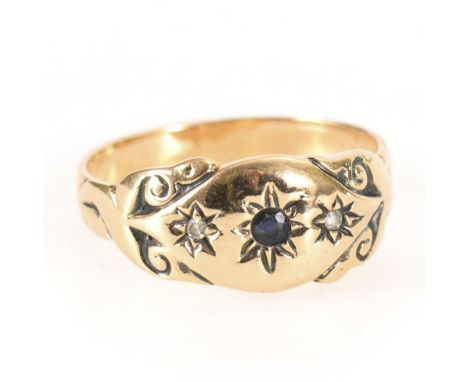 Ring mit Saphir und Diamanten, um 1900 Roségold 585 gestempelt. Ringgröße 57. 2,8 g. Mittig reliefierter Bandring mit kleinem