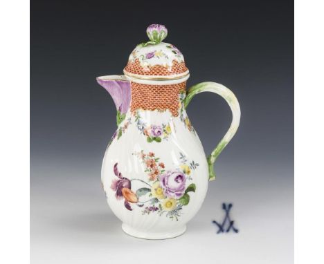 Barocke Kanne mit BlumenmalereiMeissen. Schwertermarke, um 1750.             Polychrom bemalt, goldstaffiert. H 24 cm.       