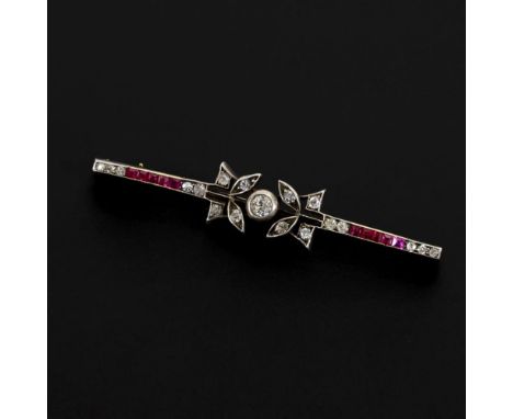 Art-déco-Brosche mit Rubinen und Altschliff-Diamanten, um 1920 Gelbgold 585 geprüft. Silber geprüft. L 6,3 cm. Mittelstein ca
