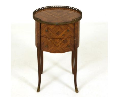 Zierliche Salon-Tischkommode2. Hälfte 20. Jh.             Rosenholz furniert, verschiedene Hölzer marketiert. Ca. 68 x 41 x 3