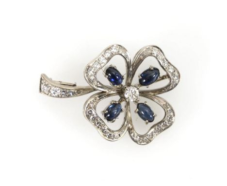 Kleeblatt-Brosche mit Saphiren und Brillanten Weißgold 18 k gestempelt. 3,5 x 2,5 cm. 8,1 g. Chatongefasster Brillant, umgebe