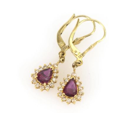 Ohrhängerpaar mit Rubin und Brillanten Abhängung Gelbgold 750 gestempelt. Federbügel Gelbgold 585 gestempelt. 3 x 0,9 cm. 3,7