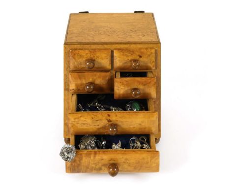 Konvolut Silberschmuck in Miniaturkommode Silber 835 gestempelt, geprüft. 3,5 x 3 - 5 x 4 cm. 61,3 g. 5 Anhänger u.a. mit Ber