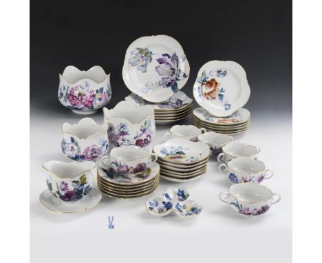 Seltenes Speiseservice "Blau-bunte Blume". Meissen. Schwertermarke, 1979, 1990, 1991, 1. Wahl. Dekor-Nr. 1462/6110. Entwurf: 