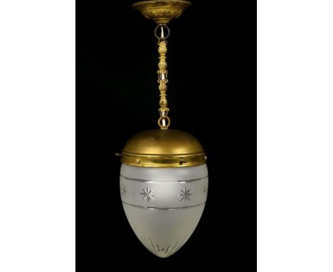 Jugendstil-DielenlampeUm 1910/1920.             Messing, satiniertes Pressglas mit Kerbdekor. L ca. 48 cm.             1-flam