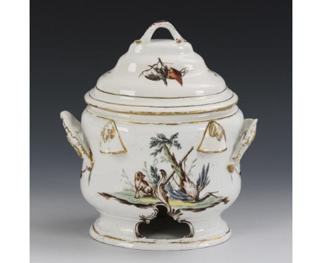 Barocke Veilleuse mit JagdmotivenUngemarkt, 2. H. 18. Jh.             Polychrom bemalt, goldstaffiert. H 23 cm.             I