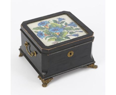 Schatulle mit Stickerei19. Jh.             Ebonisiertes Holz, Messing, Glasperlenstickerei unter Verglasung, Stoffbezug. 15 x