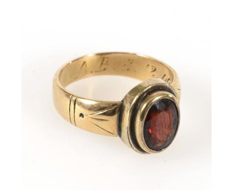 Ring mit Granat um 1906, im Originaletui "August Wobbe Uhren & Goldwaren Meiningen" Gelbgold 585 gestempelt. Innengravur A.E.