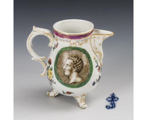 Kännchen mit AntikenporträtsFulda. Blaumarke, 1770-1788.             Polychrom bemalt, goldstaffiert. H 10,5 cm.             