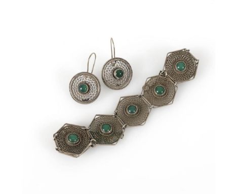 Armband und Ohrhängerpaar mit Grünachaten Silber 925 gestempelt, geprüft. Armband 22 x 2,5 cm. Ohrhänger Ø 2 cm. 20,0/6,5 g. 