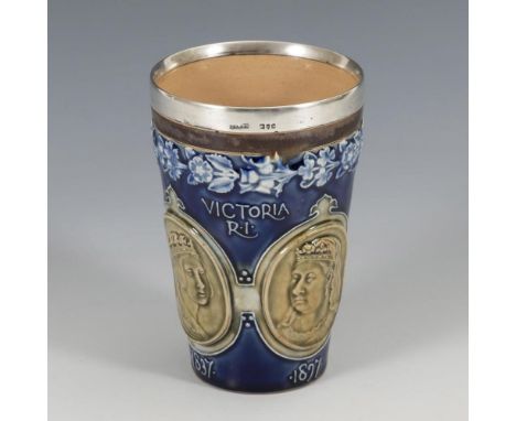 Jubiläumsbecher mit Silberrand "Victoria R.I. 1837-1897"Farbig glasiertes Steinzeug, Boden-Pressmarke "Doulton Lambeth Englan