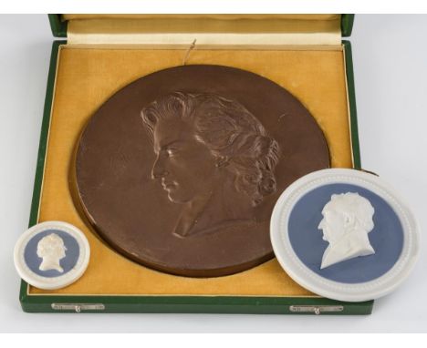3 Plaketten mit Reliefporträt                        1x Meissen, Böttgersteinzeug, Modell-Nr. R 233: Profilrelief von Friedri