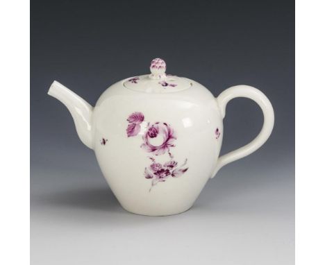 Teekännchen mit PurpurmalereiGotha. R-Marke, 1757-1782.             Purpurfarbene Blumenmalerei. H 12 cm. Deckel defekt, Best