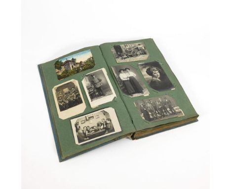 Postkartenalbum mit ca. 119 Karten            39 x 24 cm.             Viele Personenenfotos, darunter viel Militär I. Weltkri