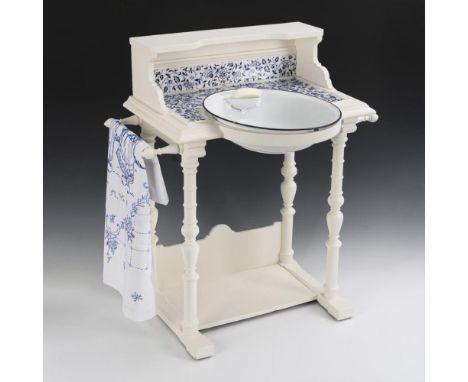 Dekorativer KinderwaschtischUm 1900-20.             Holz,  jünger weiß gestrichen. 76 x 68 x 47,5 cm.             Mit blau-we