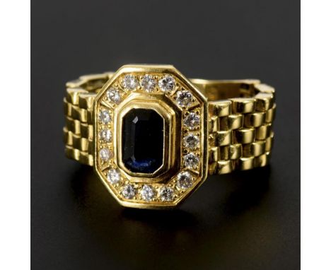 Edler Ring mit Saphir und Brillanten Gelbgold 18 k gestempelt. Ringgröße 59. 13,0 g. Zargengefasster Saphir, umgeben von 16 k