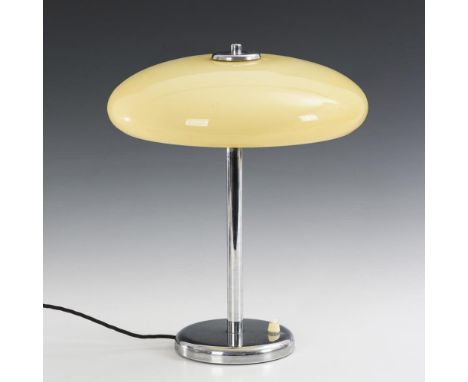 Tischlampe            Metall verchromt bzw. Nickel, bernsteinfarbener Schirm mit weißem Innenfang. H 38 cm, Ø 32 cm.         