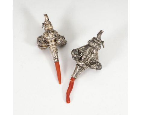 2 silberne KinderrasselnUngepunzt, Silber geprüft. Wohl Ende 19. Jh.             L 9,5/10 cm.             Rasseln mit Pfeife,