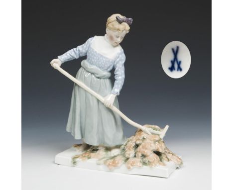 Jugendstil-Figur: Mädchen mit RechenMeissen. 1907-1923. Modell-Nr. X 182.             Höhe: 22 cm.             Modell von Her
