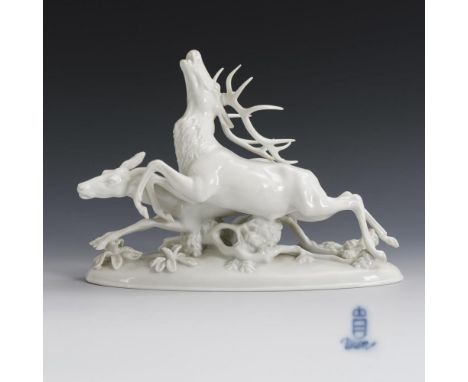 JagdgruppeAugarten. Blaumarke, 2. H. 20. Jh. Modell-Nr.: 1662.             Weiß. H 19 cm, L 26,5 cm.             Hirsch und H