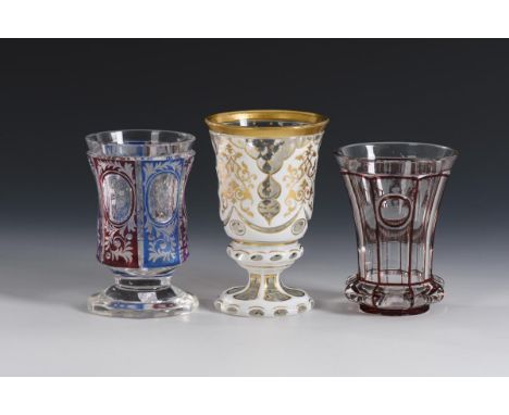 3 Biedermeier-Gläser1. H. 19. Jh.                         1x gefußter Glockenbecher aus farblosem Glas mit Zinnemailüberfang,