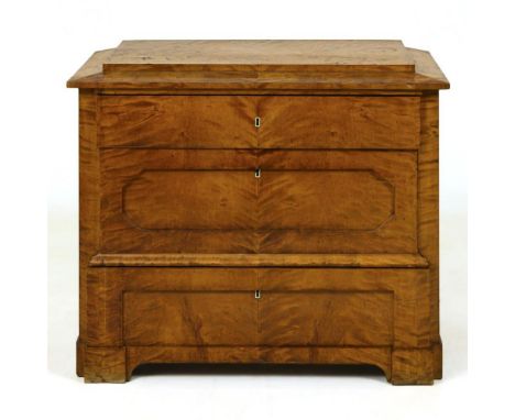 Biedermeier-KommodeVerso Klebeetikett "J Theodor Daugs". Mitte 19. Jh.             Birke furniert und maserfurniert. Ca. 84 x