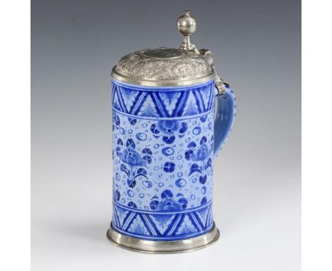 Blauer Fayence-Walzenkrug mit floralem DekorAnsbach. Blaue Pinselmarke S. 18. Jh.             Kleisterblau glasiert, Bemalung