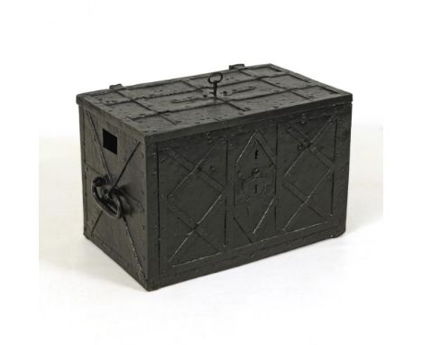 Große barocke Kriegskasse18. Jh.             Schmiedeeisen schwarz lackiert. 54 x 80 (ohne Griffe) x 52 cm. 77 kg.           