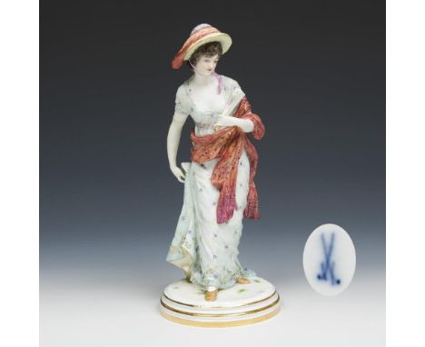 Dame mit FächerMeissen. 1880-1923. Modell-Nr. M 134 (neue Form-Nr. 73537).             Höhe: 22 cm.             Modell von Ja