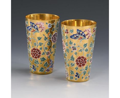 2 Becher mit EmailmalereiMoser. Ungemarkt, um 1878. Entwurf: um 1878.             Farbloses Glas, vergoldet und poliert, poly