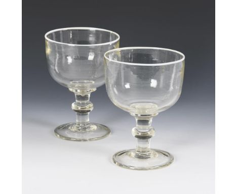 2 Berliner-Weiße-Gläser            Farbloses, leicht schlieriges Glas, Zinnemail. H 19 cm.             Bauchige Kuppa mit wei