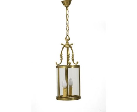 Elegante DeckenampelMitte 20. Jh.             Messing, Glas. L ca. 75 cm, Ø ca. 20 cm.             2-flammige Deckenlaterne m