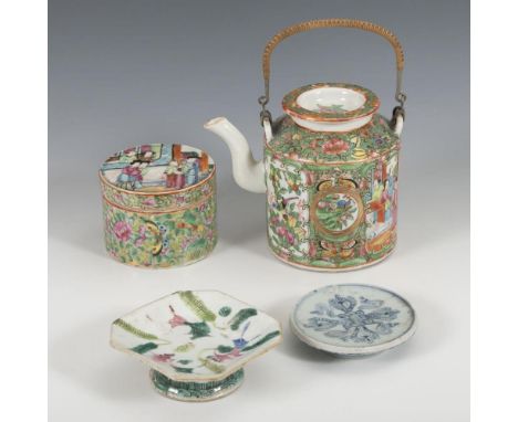 Konvolut 4 alte PorzellanteileChina.                         Zylindrische Kanne mit  polychromer Bemalung in Emailfarben. Kle