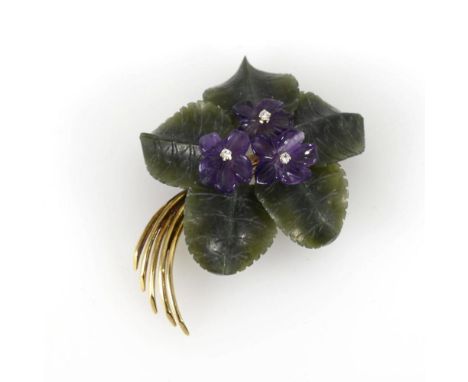 Veilchenbrosche mit Amethysten, Nephrit-Jade und Diamanten Gelbgold 585 gestempelt. 1960er/1970er Jahre. 5 x 4 cm. 13,6 g. Ge