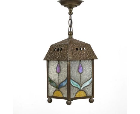 Jugendstil-DeckenlaterneUm 1910.             Messing, Glas. L ca. 49 cm, Ø ca. 19 cm.             1-flammige Deckenampel an K