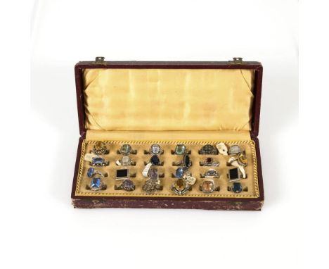 24 Silberringe im Vertreter-Etui um 1930            Silber 835/935 gestempelt. Silber geprüft, teils vergoldet. Ringgröße 45-