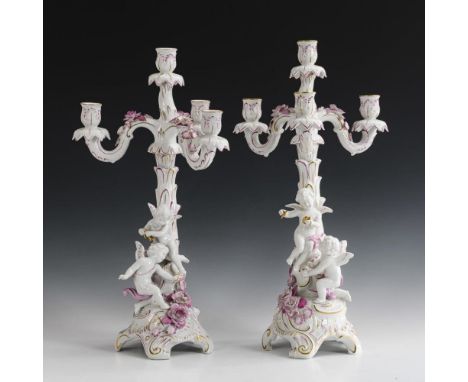 2 große FigurenleuchterSchierholz. Stempelmarke, 2. H. 20. Jh.             Rosafarben und gold staffiert. H 54 cm.           