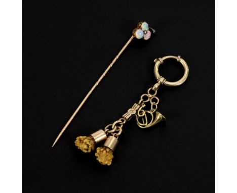 Kleines Charivari und Krawattennadel, um 1900 Roségold 333/585 geprüft. L 7,5 cm. Nadel 8 cm. 6,8/2,7 g. Ringfederschließe mi