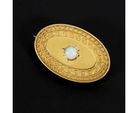 Antike Brosche mit Opal, wohl um 1880 Gelbgold 585 geprüft. Nadel Metall. 4,2 x 2,7 cm. 7,6 g. Zargengefasster Opal auf grana