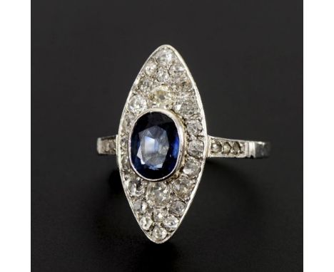Art-déco-Ring mit Saphir und Altschliff-Diamanten Weißgold 20 kt geprüft, wohl Platin, nicht punziert. Ringkopf 2,5 x 1 cm. R