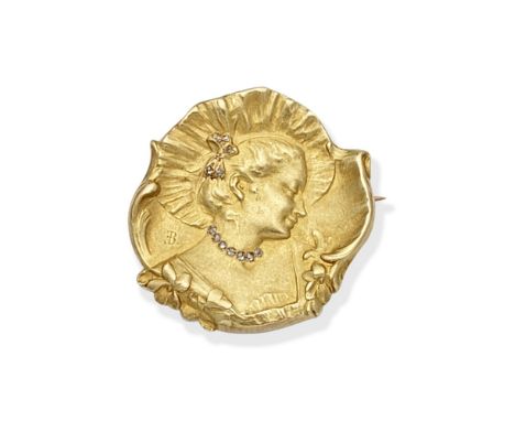 COMTE D'EPINAY DE BRIORT: ART NOUVEAU GOLD AND DIAMOND BROOCH, CIRCA 1900Depicting a lady facing right wearing a hat, with a 