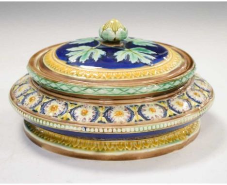 Wedgwood majolica nut dish or bowl, the cover with moulded nut finial, 15.5cm diameter