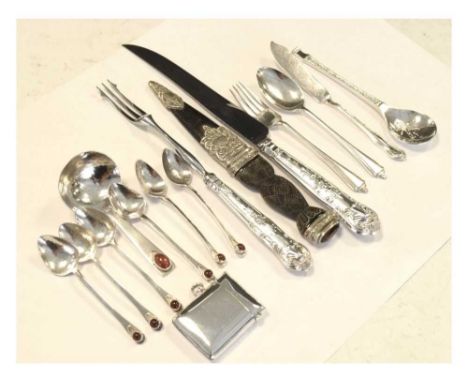 Set of six Elizabeth II silver teaspoons set cabochon with matching caddy spoon, sponsors mark of Gwendoline Whicker, London 