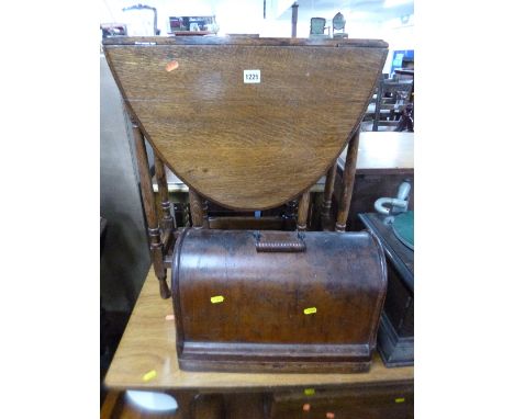 AN OAK BARLEY TWIST GATE-LEG TABLE, and a sewing machine (2)