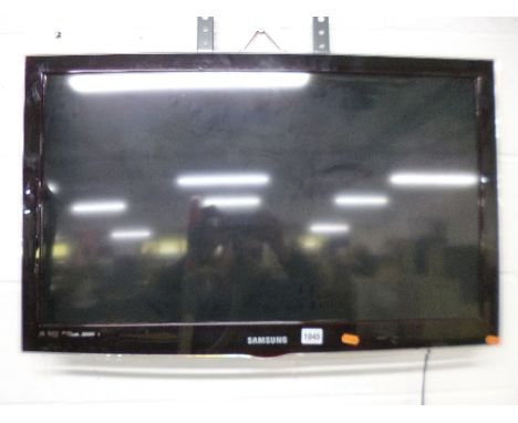 A SAMSUNG 32' LCD TV, (remote, no stand, on wall bracket) 