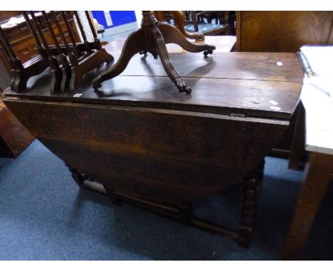 AN EARLY OAK OVAL GATE LEG TABLE, with bobbin turned supports, approximate extended size length 154cm x width 130cm x height 