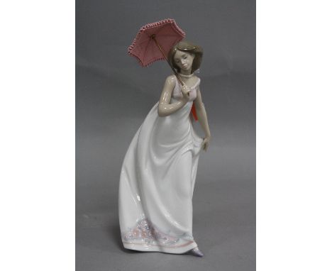 A BOXED LLADRO FIGURE, 'Afternoon Promenade' No.07636