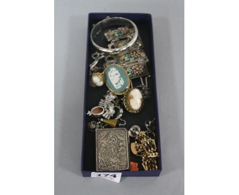 A TRAY OF MIXED JEWELLERY, to include a 9ct gate bracelet, cameo ring, silver bangle, etc
