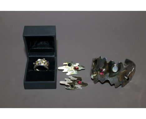 A DESIGNER STYLE BANGLE & EARRING SET PLUS A MATCHED MULTI STONE RING