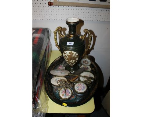 A LARGE GREEN / GILT CERAMIC URN TOGETHER WITH A GILT DRESSING TABLE SET